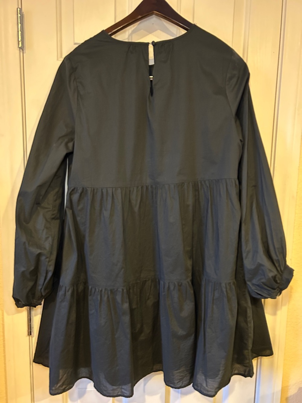 Who What Wear Black Tiered Puffy Long-Sleeve Tiered Mini Dress w/Side Pockets - Picture 3 of 6